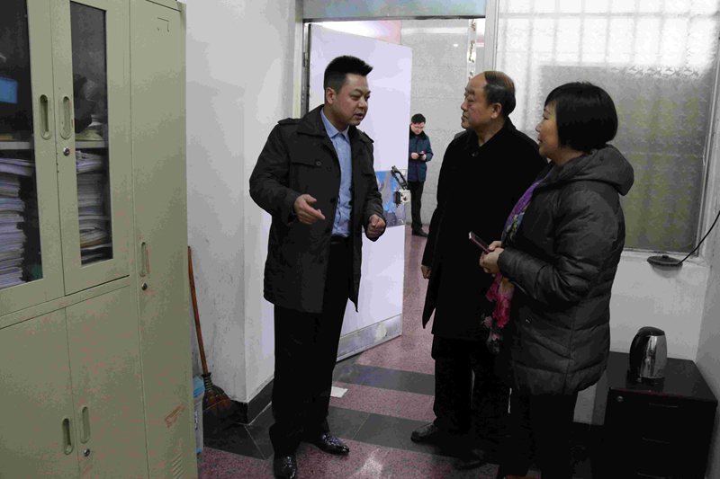 丁院长与干警亲切交谈3.JPG