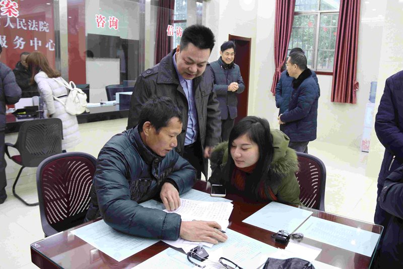 丁院长指导当事人填写诉状4.JPG