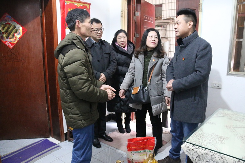 3丁拥军院长与困难群众亲切交谈.JPG