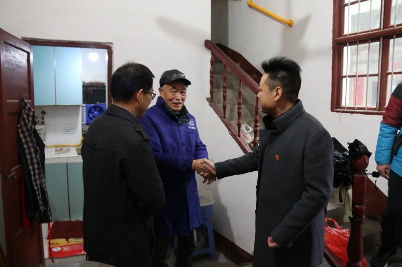 给困难群众送上祝福.JPG
