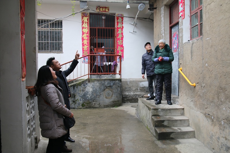 2了解困难群众居住条件.JPG