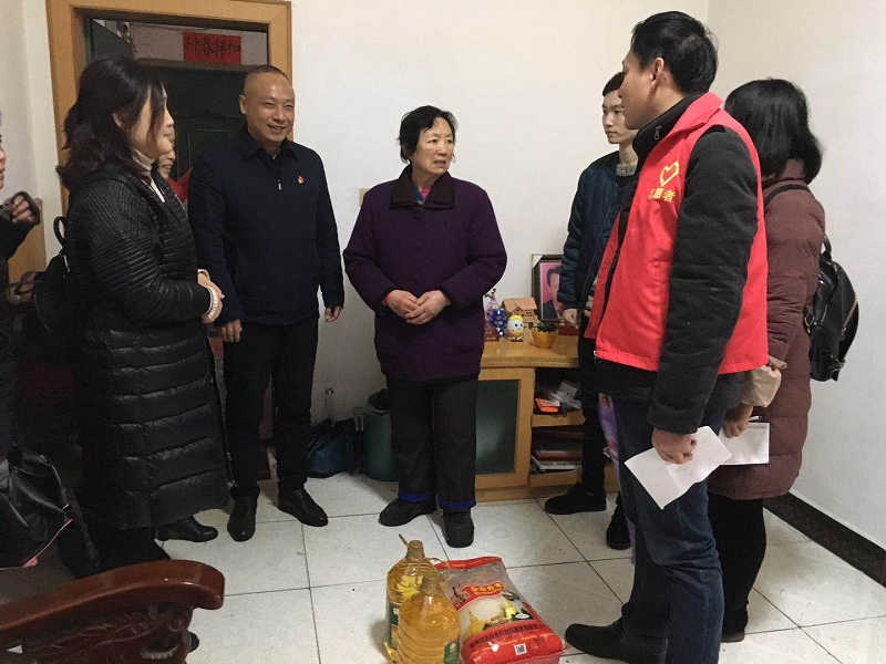 热心关爱困难群众.jpg