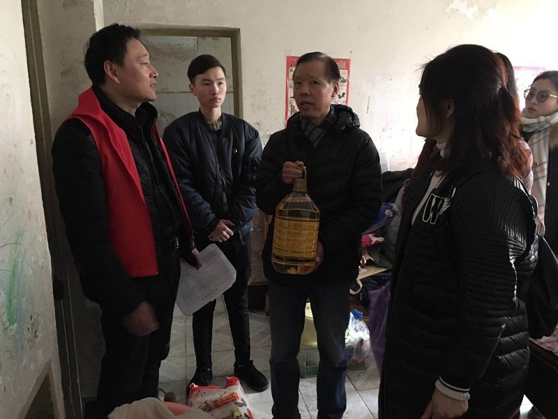 为困难群众送上米和油.jpg