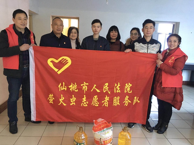 与社区工作人员合影.jpg
