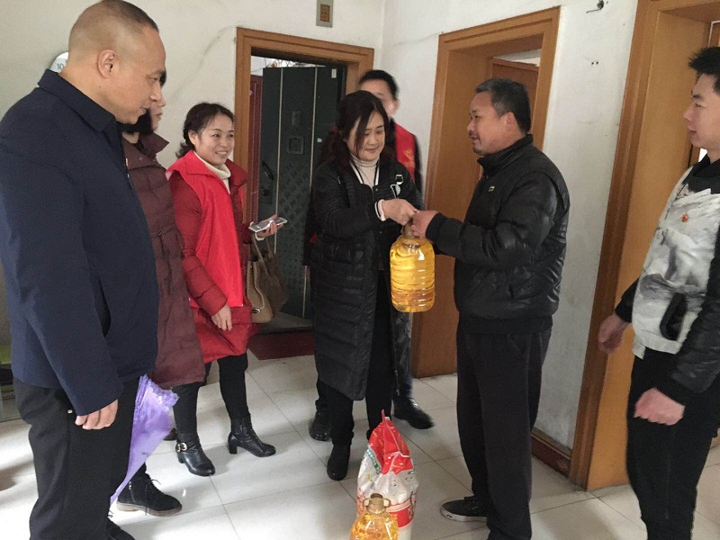 送上慰问物资.jpg